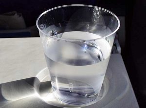 Un bicchiere d'acqua