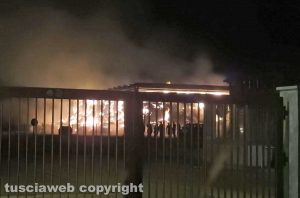 Grotte di Castro - In fiamme capannone di rotoballe