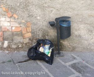 Viterbo - Rifiuti in piazza del Fosso