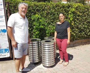 Tarquinia - Silvano Olmi e Paola Monti vicino ai nuovi cestini del lido