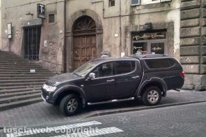 Viterbo - Un'auto in sosta sul marciapiede di via Cavour
