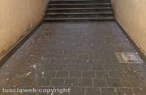 Viterbo - Sotto passo in via Marconi nel degrado
