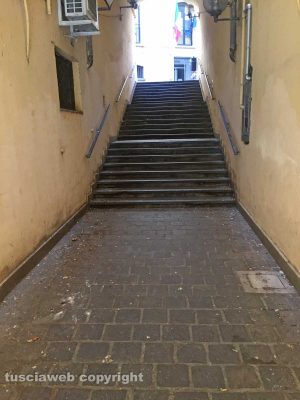 Viterbo - Sotto passo in via Marconi nel degrado