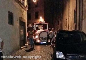 Viterbo - La sosta selvaggia blocca il trenino in via San Pietro