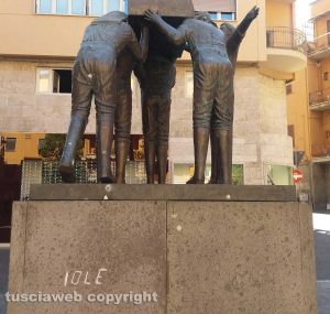 Viterbo - Scritte sul monumento ai facchini