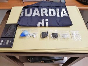 La droga sequestrata dalla finanza