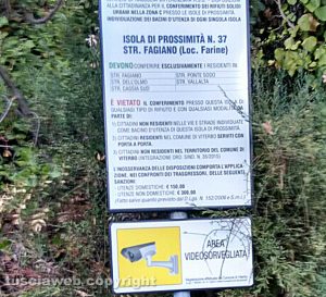 Il cartello in un'isola di prossimità
