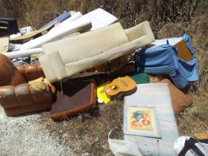 Viterbo - Mobili abbandonati al chilometro 13,500 della Tuscanese