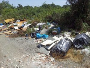 Viterbo - Rifiuti al chilometro 13,500 della Tuscanese