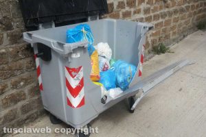 Viterbo - Cassonetto rotto in via Murialdo