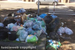 Viterbo - Cumuli di immondizia davanti alla stazione di porta Fiorentina