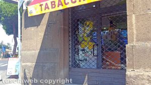 Viterbo - La tabaccheria in cui è avvenuto il furto