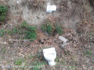 Il water abbandonato sulla Ronciglionese