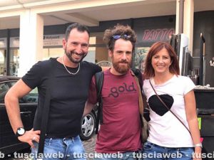 Viterbo - Elio Germano con i proprietari del Lattughino Eleonora Regis e Francesco Vincentini