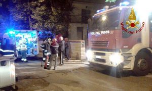 L'intervento dei vigili del fuoco per la donna infilzata nella ringhiera