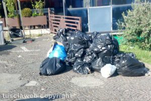 Viterbo - Immondizia al parcheggio Emme Più