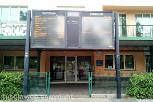 Viterbo - La sala d'attesa della Cotral chiusa la domenica