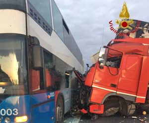 Roma - Scontro bus - autorarticolato sulla A24