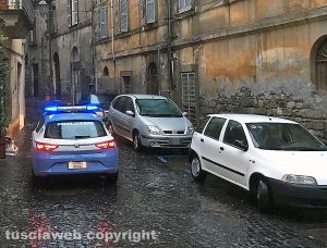 Viterbo - Scippo nel centro storico - Una volante della polizia in via Chigi