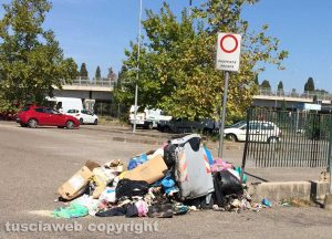 Viterbo - Cassonetto distrutto in via Falcone e Borsellino