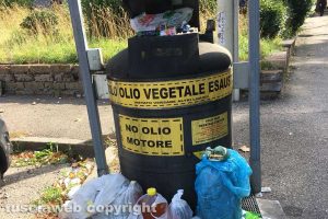 Viterbo - Un contenitore di olio utilizzato come normale cestino