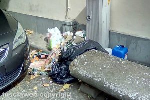 Viterbo - Rifiuti lungo il marciapiede che porta alla stazione di Porta Fiorentina
