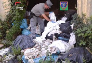 Terni - La biancheria abbandonata in strada e recuperata dai forestali