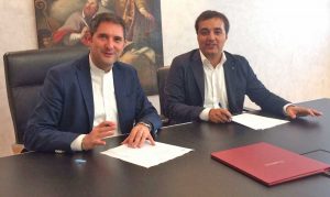 La firma tra Matteo Gasparato e Lorenzo Cardo