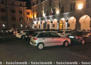 Viterbo - Piazza del Comune con le auto in sosta