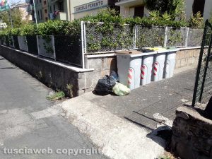 Viterbo - Via della Liberazione - Rifiuti non ritirati