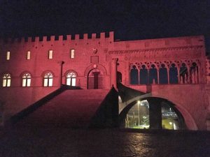 Viterbo - Palazzo dei Papi illuminato di rosa