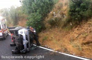 L'auto ribaltata sulla Tuscanese