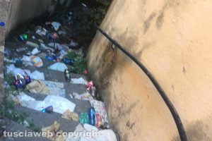 Viterbo - Gli ex bagni pubblici di via Cesare Dobici nel degrado