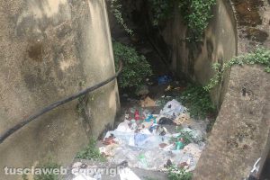 Viterbo - I bagni pubblici di via Cesare Dobici nel degrado