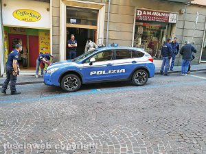 Viterbo - Bombe in una cantina di via Giuseppe Garibaldi - L'intervento delle volanti della polizia