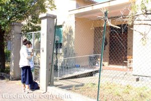 Viterbo - Chiara Frontini di fronte all'ex scuola a Ponte di Cetti