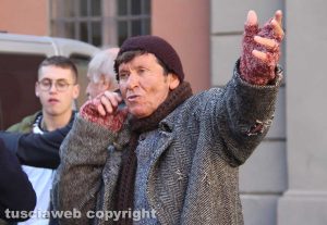 Gianni Morandi sul set del suo video a piazza del Comune