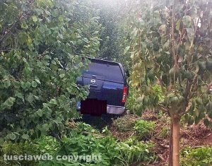 Viterbo - Auto fuori strada finisce in una cunetta in strada Bagni