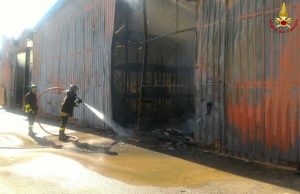 Roma - Incendio in un capannone sulla Tiberina