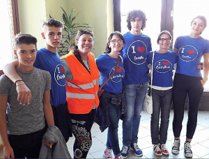 Montefiascone - I primi bambini agli esordi del Piedibus di Montefiascone ed oggi, 9 anni dopo. Da sinistra: Fabio Caricato, Matteo Elia Caricato, Monia Coscia, Angela Giannelli, Julian Lungu,