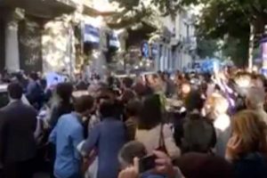 Barcellona - La gente protesta in strada