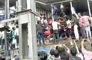 Mumbai - Ressa sul ponte alla stazione