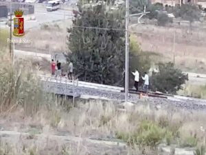 Migranti sui binari del treno