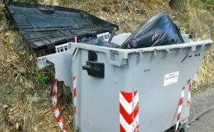 Il cassonetto in strada Monte Pizzo