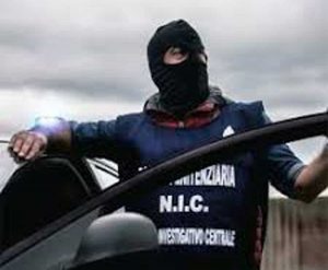 Una operazione del Nucleo investigativo centrale della polizia penitenziaria - foto di repertorio