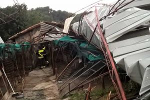 Il capannone divelto dalla tromba d'aria in strada Carcarelle