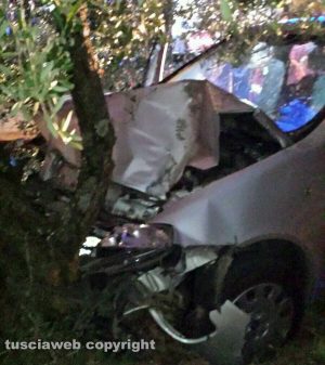 Ronciglione - Donna si schianta contro un albero e muore