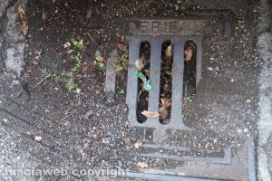 Viterbo - Un tombino otturato