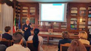 Il prefetto Nicolò Marcello D'Angelo con gli studenti del Buratti