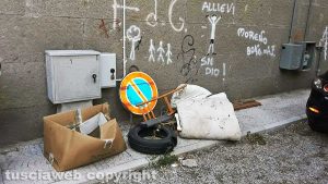 Viterbo - Quartiere Pilastro - Immondizia in via Scriattoli